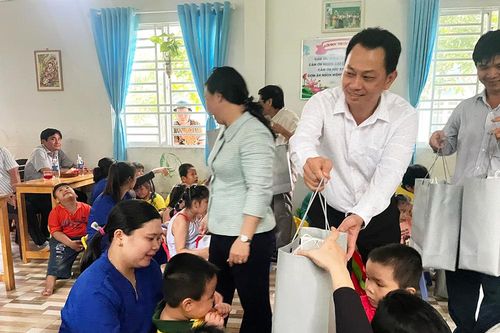 Sở Lao động- Thương binh và Xã hội An Giang trao quà cho trẻ em có hoàn cảnh đặc biệt