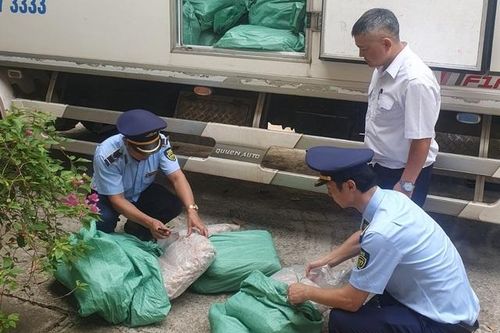 Phát hiện 7 tấn chân gà, móng giò không rõ nguồn gốc đang trong quá trình phân hủy