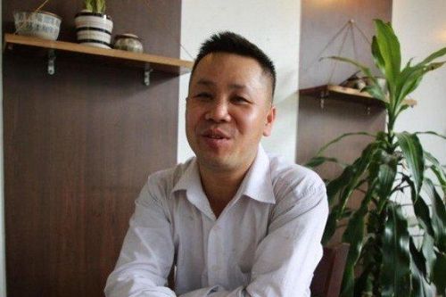 'Soái ca' áo trắng cõng 2 cô gái thoát khỏi đám cháy: Tôi xúc động rơi nước mắt