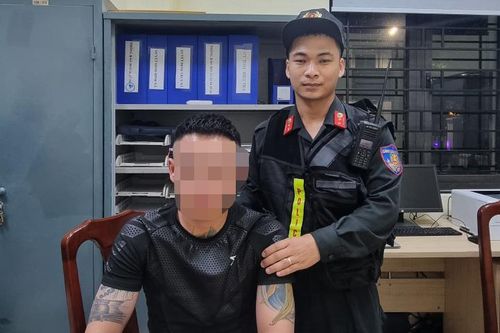 Năm thanh niên sành điệu trên ô tô Mercedes và bí mật cất trong túi quần