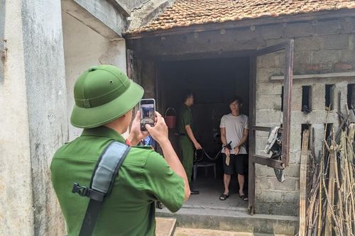 Vác dao chém mẹ đẻ vì không xin được tiền