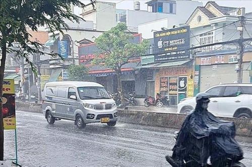 Thành phố Hồ Chí Minh mưa trắng trời, nhiều tuyến đường ngập nước
