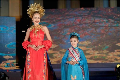 Mãu nhí Minh Châu khoe thần thái rạng ngời cùng Hoa hậu Lê Hoàng Phương trên sàn diễn 'Tôn vinh bản sắc Việt'