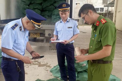 Quản lý Thị trường tạm giữ 7 tấn thực phẩm không rõ nguồn gốc xuất xứ