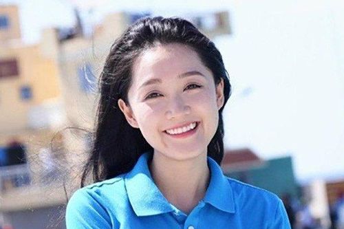 Ngắm nhan sắc đời thực của BTV Thời sự sở hữu nụ cười duyên
