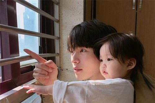 Bố vợ bệnh nặng, chồng tôi cho vay tiền nhưng có một loạt điều kiện buộc tôi đưa đơn ly hôn ngay lập tức
