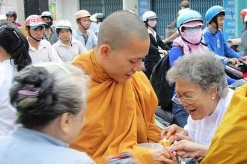 Chư Tăng Ni hệ phái Khất sĩ trì bình khất thực tưởng niệm Tổ sư Minh Đăng Quang