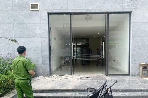 Gạch ốp tường rơi trúng đầu bé trai 2 tuổi