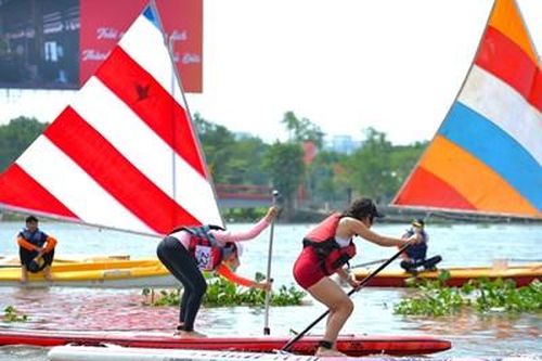 Sôi nổi tranh tài lướt ván trên sông nước Sài Gòn