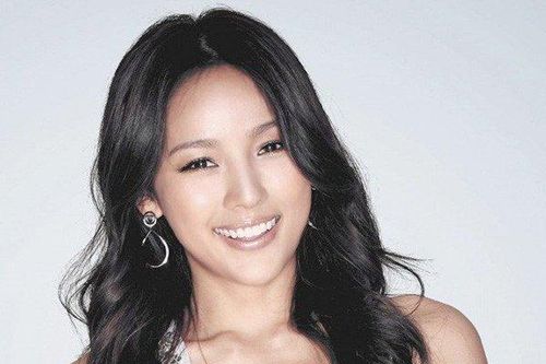 'Nữ hoàng gợi cảm' của showbiz từ bỏ cuộc sống sang chảnh để về quê làm nông