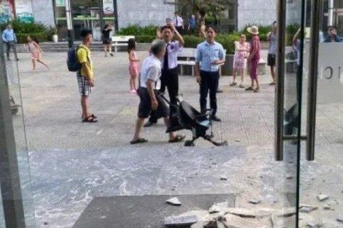 Hà Nội: Gạch ốp tòa nhà chung cư rơi trúng bé trai 2 tuổi