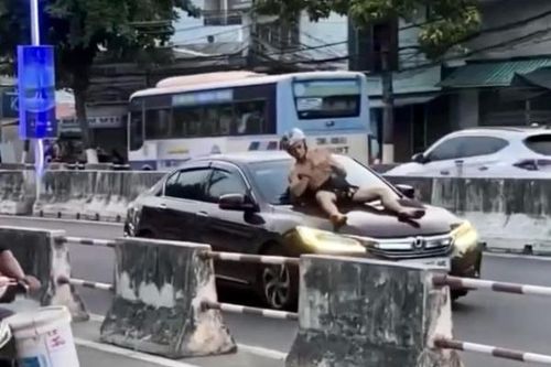 Làm rõ clip người đàn ông nước ngoài hò hét, nhảy lên nắp capo 'diễn xiếc'