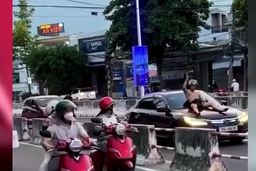Người nước ngoài cởi trần, nhảy lên nóc xe ô tô la hét