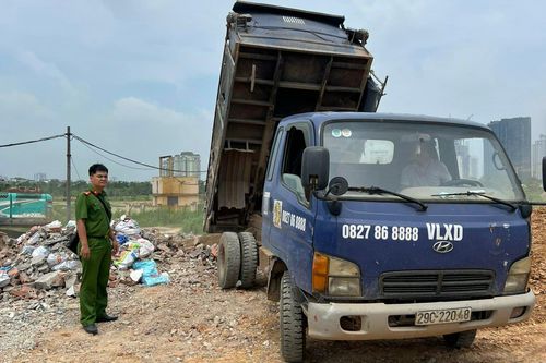 Kiên quyết xử lý tình trạng đổ trộm đất, phế thải xuống khu vực bãi ven sông Hồng