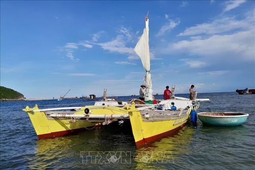 Tiếp nhận một người nước ngoài cùng phương tiện trôi dạt trên biển