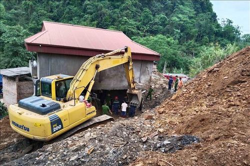 Bắc Kạn: Mưa to, sạt lở đất đá vùi lấp nhiều nhà dân