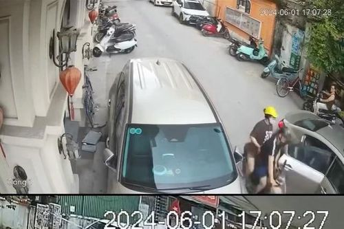 Video tài xế dừng xe ô tô giữa đường, mở cửa gây tai nạn