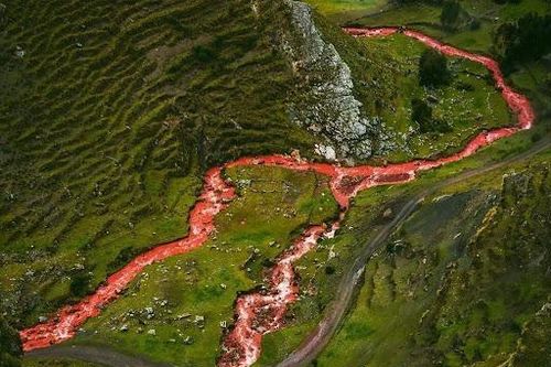 Độc đáo sông nước đỏ như máu ở Peru