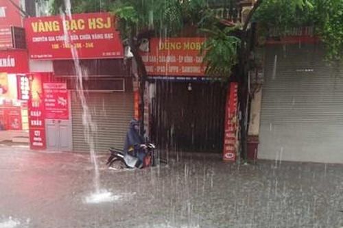 Hà Nội: Mưa lớn đầu giờ sáng, nhiều tuyến đường ngập úng, ùn tắc cục bộ