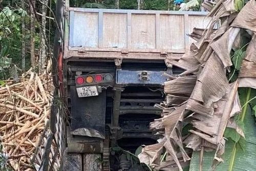 Quảng Nam: Xe tải chở gỗ keo mất lái lao xuống đèo, hai người tử vong