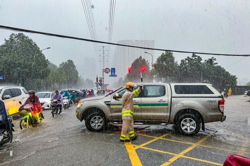 Cảnh sát giao thông hướng dẫn người dân di chuyển an toàn trong mưa giông