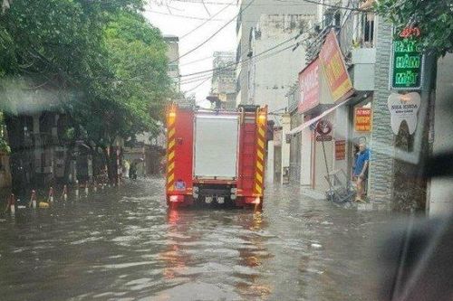 Hà Nội: Cháy chung cư mini, xe cứu hỏa vượt đường ngập đến hiện trường