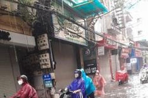 Mưa lớn, nhiều tuyến đường ở Hà Nội ngập nặng, tắc nghẽn kéo dài