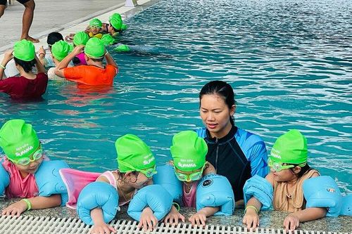 Hơn 330 học sinh TP. Long Xuyên tham gia lớp 'Học bơi cùng Ánh Viên'