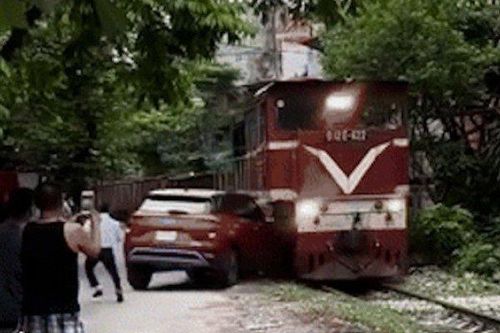 Vụ ô tô đỗ sát đường sắt bị tàu hỏa tông biến dạng: Xem xét xử lý tài xế xe con