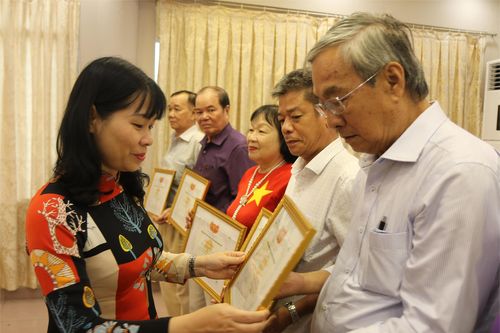 Tuyên dương 100 người cao tuổi tiêu biểu tham gia xây dựng hệ thống chính trị cơ sở