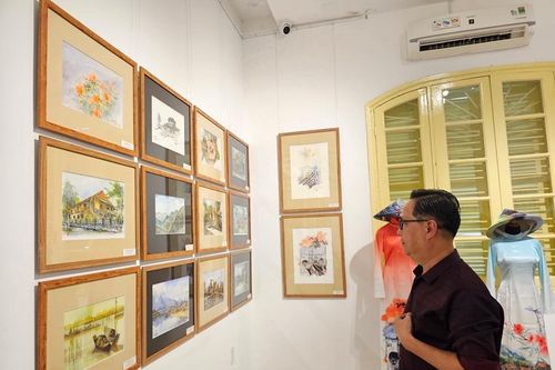 Tranh ký họa Phú Lộc hút hồn người xem