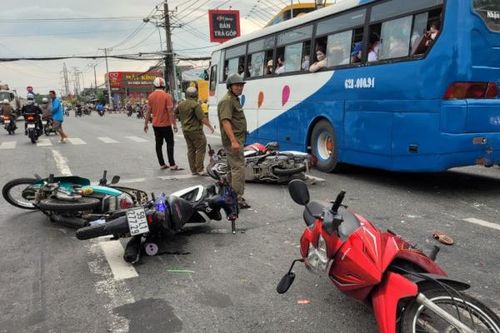 Xe chở công nhân tông hàng loạt phương tiện đang dừng đèn đỏ, 1 người thiệt mạng