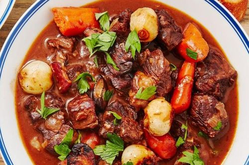 Bí quyết nấu món bò sốt vang mềm ngon chuẩn vị tại nhà