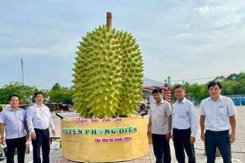 Hội chợ trái cây Phong Điền thu hút du khách đến tham quan, mua sắm
