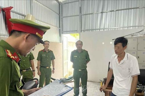 Khởi tố 2 bị can về hành vi làm giả hồ sơ đăng ký xe
