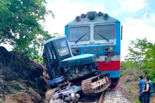 Nguyên nhân vụ tàu hỏa SE10 tông máy xúc ở Bình Thuận