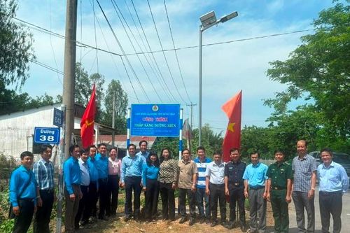 Bàn giao công trình 'Thắp sáng đường biên' thuộc địa bàn xã Tân Hộ Cơ