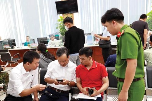 Thực hiện dịch vụ công trực tuyến trên tài khoản định danh điện tử VNeID.