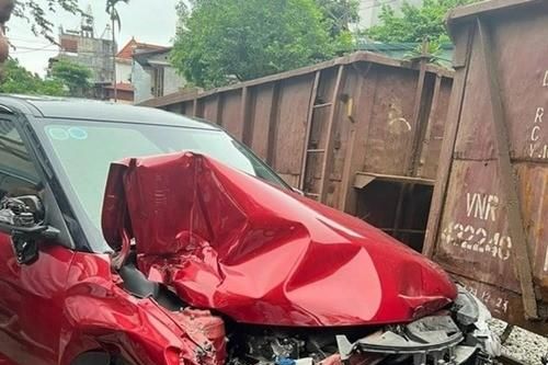 Vụ ô tô đỗ sát đường ray bị tàu hỏa va phải xuất hiện trên báo nước ngoài