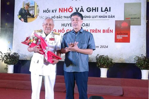 Ra mắt hồi ký Anh hùng Lực lượng vũ trang nhân dân Hồ Đắc Thạnh và tập sách Huyền thoại đường Hồ Chí Minh trên biển