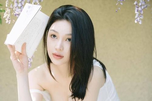 Diện váy trắng trễ nải, 'gái một con' số 1 Trung Quốc gây xao xuyến