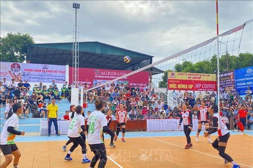 Sôi nổi giải bóng chuyền nữ tranh cúp Trần Kim Xuyến lần thứ IV