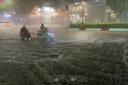 Mưa xối xả, nhiều tuyến phố Hà Nội lại mênh mông 'biển nước'