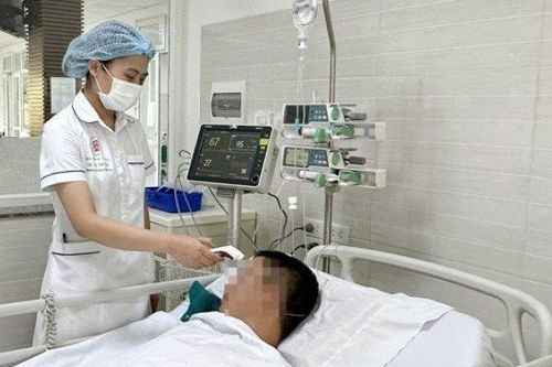 Sau khi ăn bánh cuốn, người phụ nữ bị sốc nhiễm độc