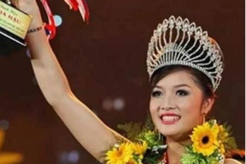 Nhan sắc và cuộc sống hiện tại vô cùng bất ngờ của Hoa hậu Việt duy nhất trả vương miện, rời showbiz theo cách lạ lùng