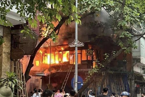 Hà Nội: Quán cà phê trên phố Hàng Vải bốc cháy ngùn ngụt