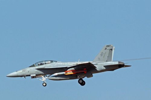 Mỹ toan tính gì khi tích hợp tên lửa SM-6 vào tiêm kích F/A-18?