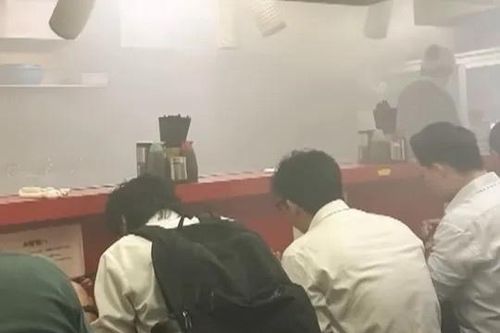 15 khách vẫn ngồi ăn mì bất chấp nhà hàng cháy