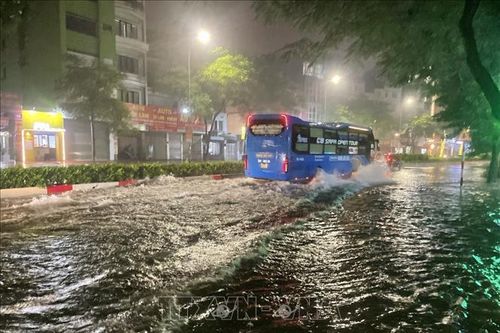 Hà Nội: Mưa xuyên đêm, nhiều tuyến phố ngập úng cục bộ