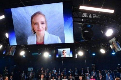 Báo Mỹ: 2 con gái của ông Putin xuất hiện cùng một địa điểm